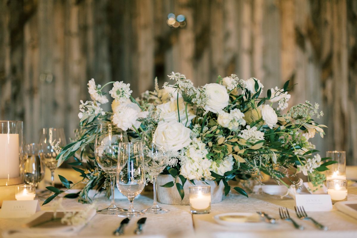 Table layout featuring a white rose centerpiece