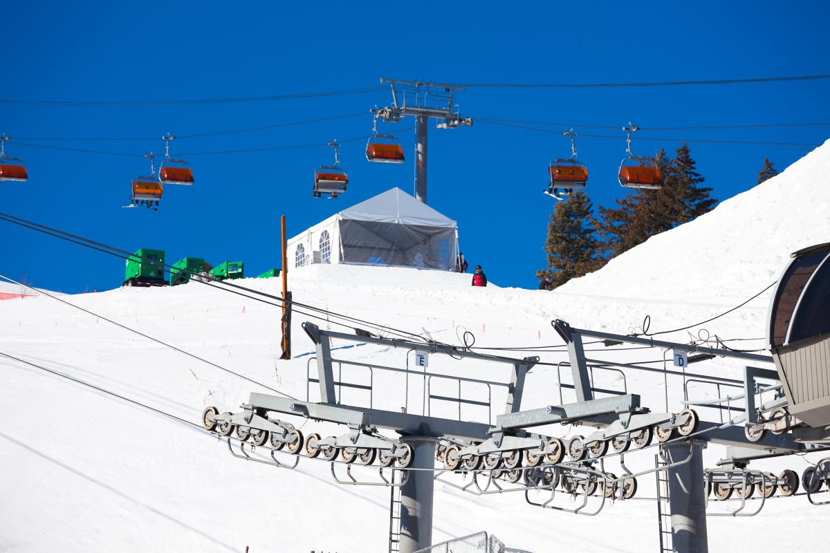 View of an enclosed tent at the top of a ski lift